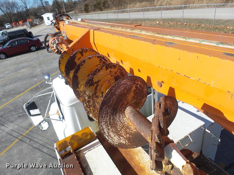 image for item DB6266 1991 International 4900 digger derrick truck