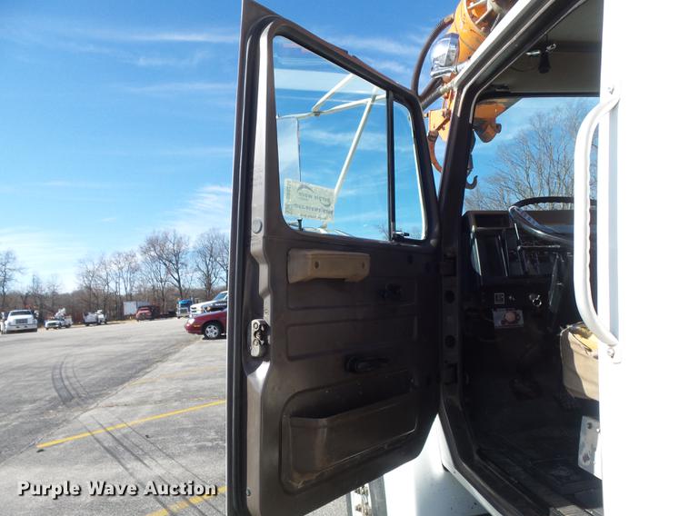 image for item DB6266 1991 International 4900 digger derrick truck