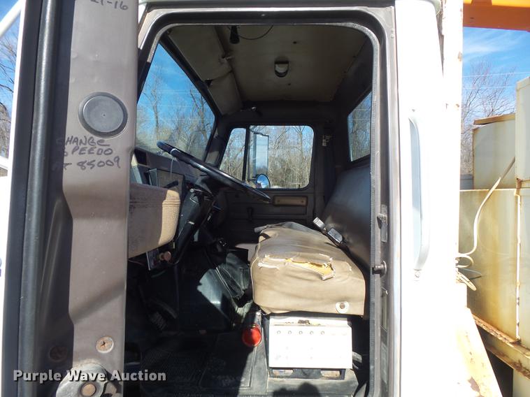 image for item DB6266 1991 International 4900 digger derrick truck