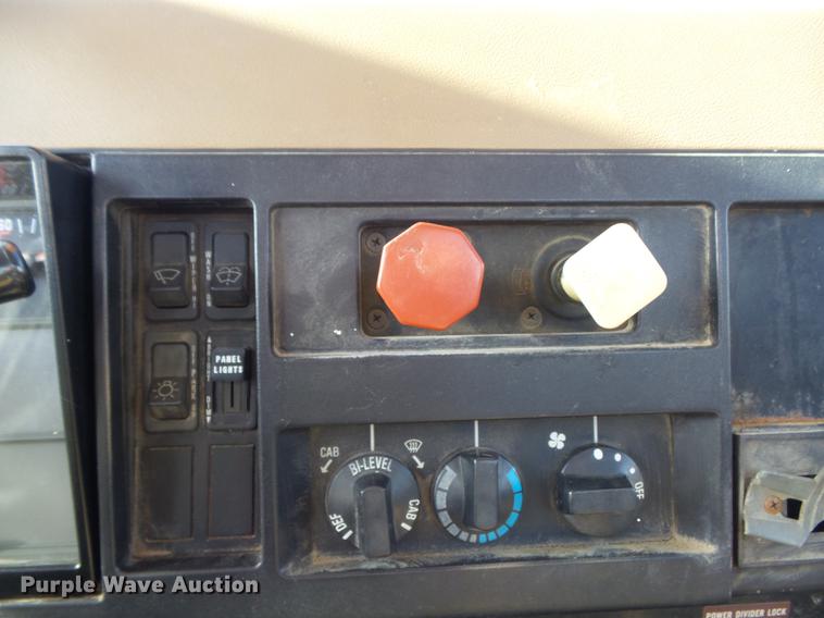 image for item DB6266 1991 International 4900 digger derrick truck