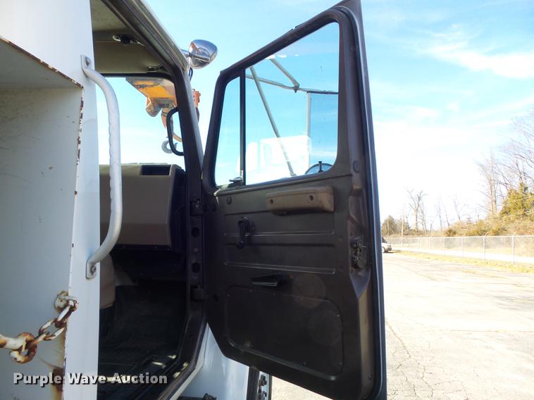 image for item DB6266 1991 International 4900 digger derrick truck