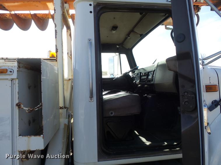 image for item DB6266 1991 International 4900 digger derrick truck