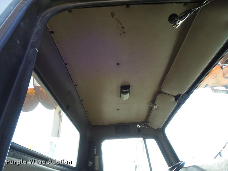 image for item DB6266 1991 International 4900 digger derrick truck