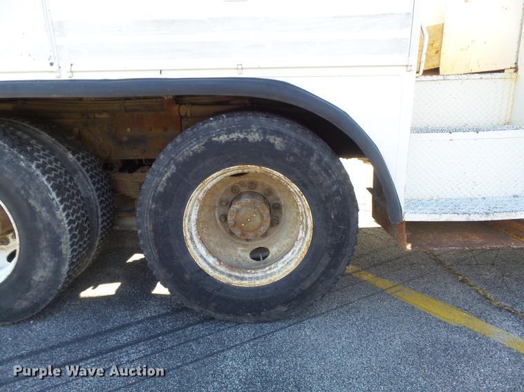 image for item DB6266 1991 International 4900 digger derrick truck