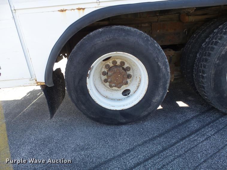 image for item DB6266 1991 International 4900 digger derrick truck