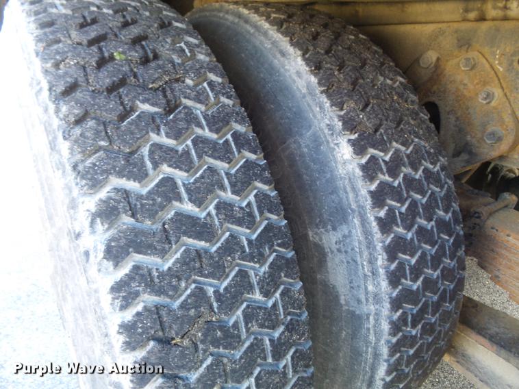 image for item DB6266 1991 International 4900 digger derrick truck