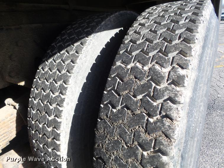 image for item DB6266 1991 International 4900 digger derrick truck