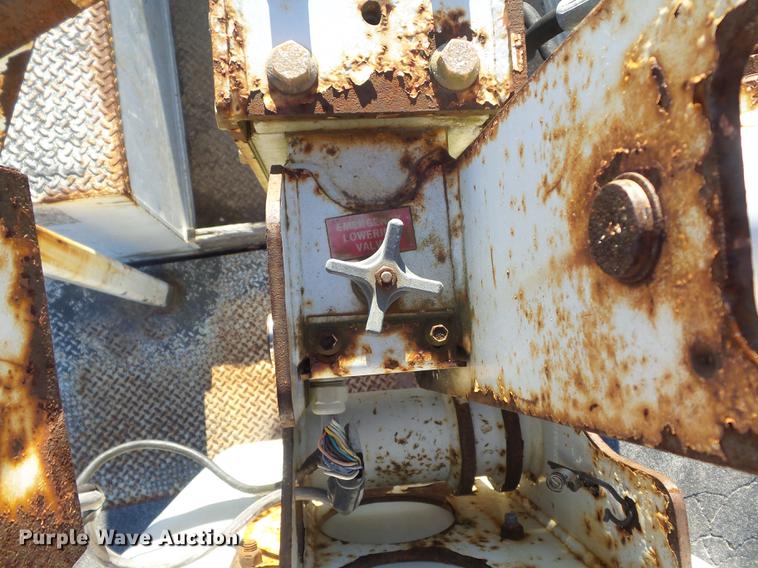 image for item DB6268 2000 Ford F350 Super Duty XL bucket truck