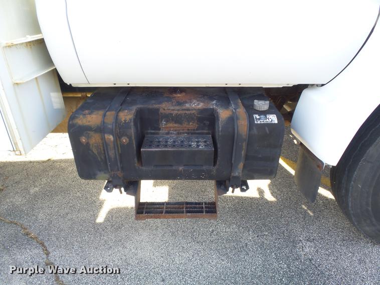 image for item DB6269 2000 Ford F650 Super Duty XL bucket truck