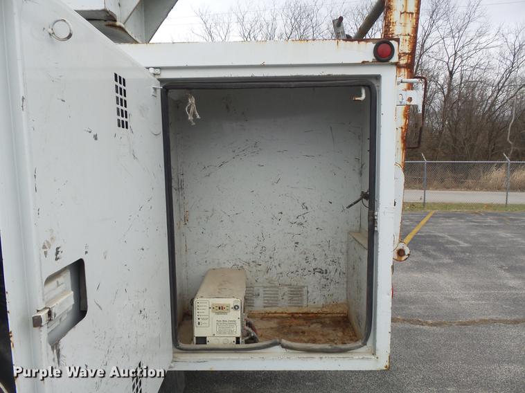 image for item DB6271 2000 Ford F650 Super Duty XL bucket truck