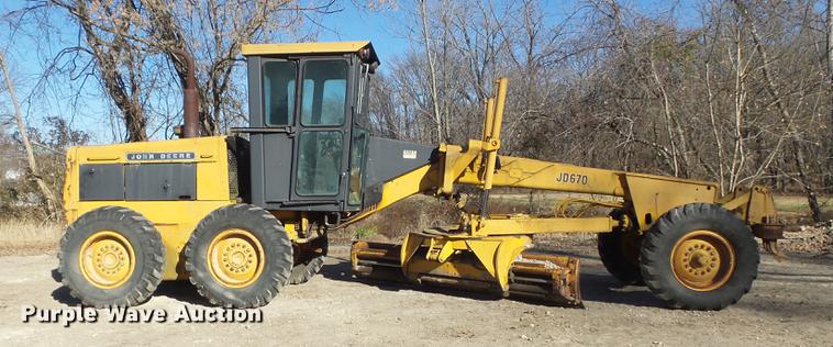 image for item DB6279 1977 John Deere 670 motor grader