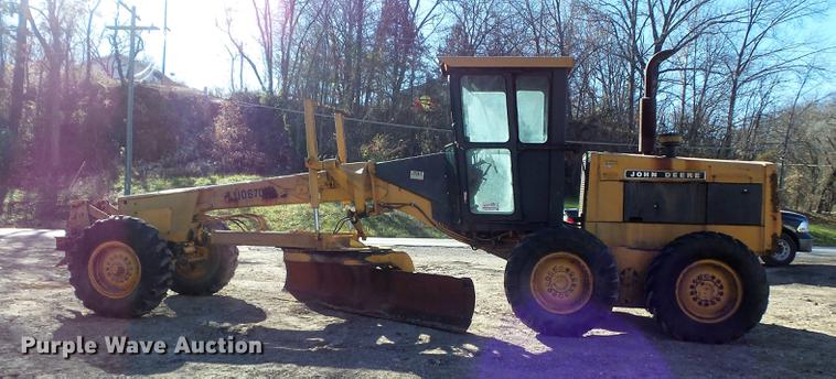 image for item DB6279 1977 John Deere 670 motor grader