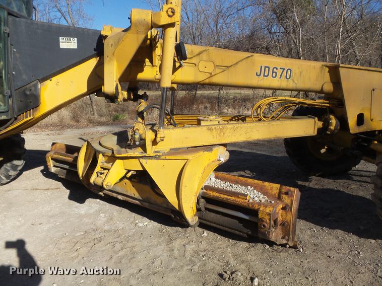 image for item DB6279 1977 John Deere 670 motor grader