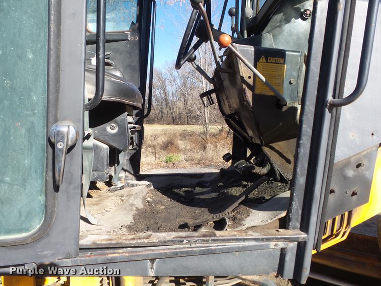 image for item DB6279 1977 John Deere 670 motor grader