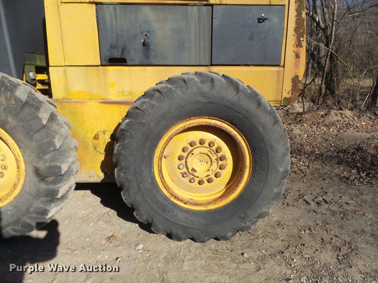 image for item DB6279 1977 John Deere 670 motor grader