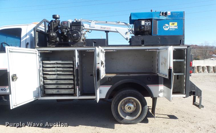 image for item DB6300 2006 GMC C5500 service truck with crane