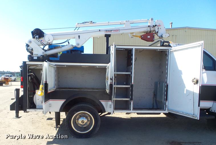 image for item DB6300 2006 GMC C5500 service truck with crane