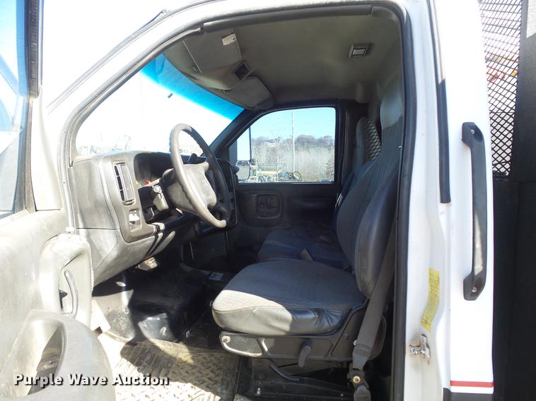 image for item DB6300 2006 GMC C5500 service truck with crane