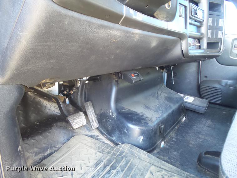 image for item DB6300 2006 GMC C5500 service truck with crane