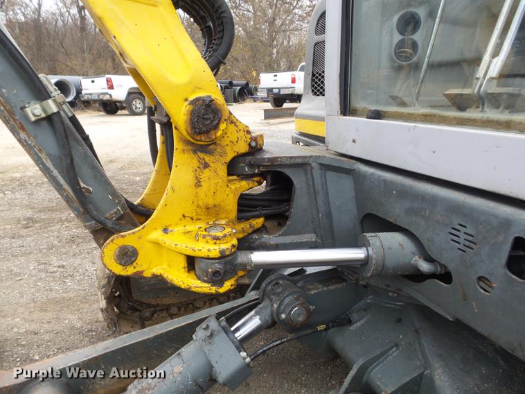 image for item DB6317 2006 Gehl 603 compact excavator