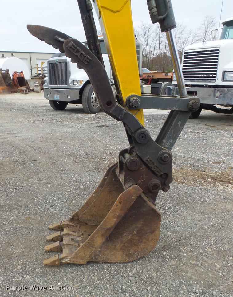 image for item DB6317 2006 Gehl 603 compact excavator