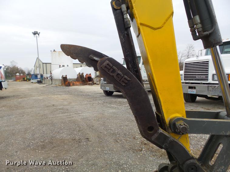 image for item DB6317 2006 Gehl 603 compact excavator