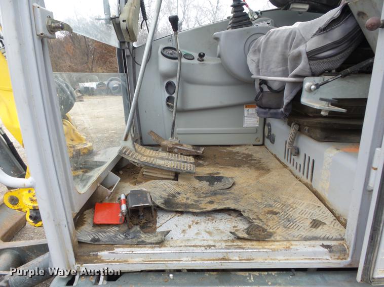 image for item DB6317 2006 Gehl 603 compact excavator