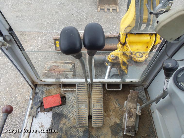 image for item DB6317 2006 Gehl 603 compact excavator