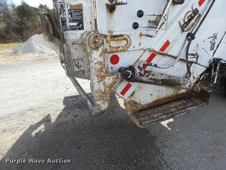 image for item DB9889 2007 GMC C7500 refuse truck