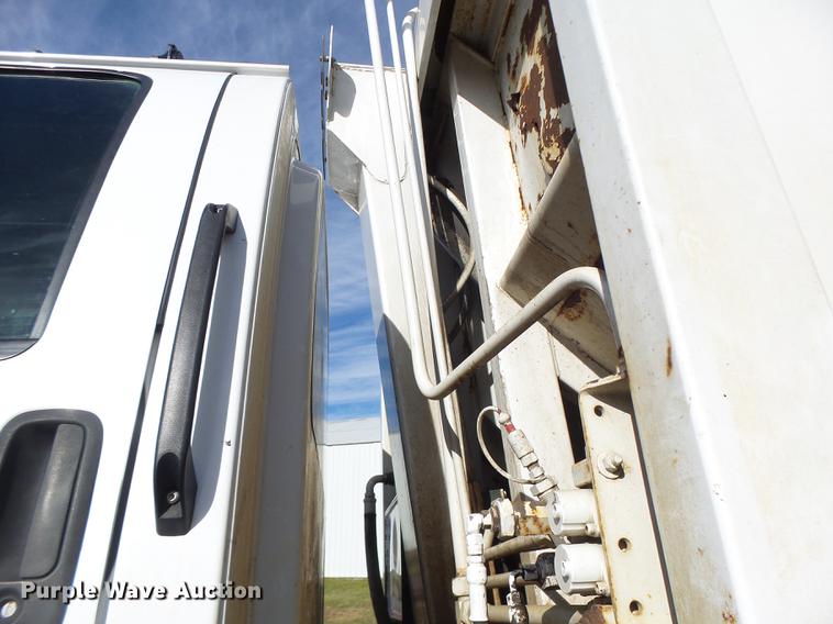 image for item DB9889 2007 GMC C7500 refuse truck