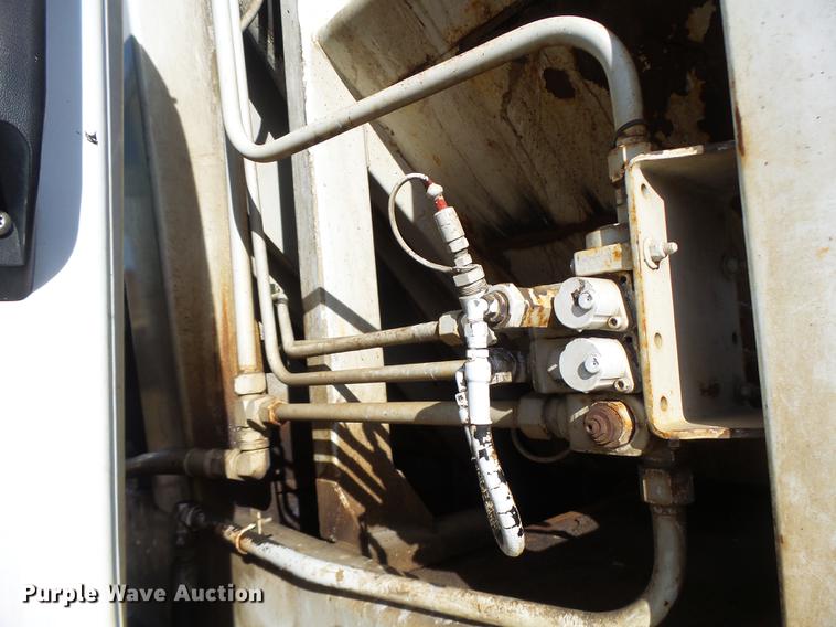 image for item DB9889 2007 GMC C7500 refuse truck