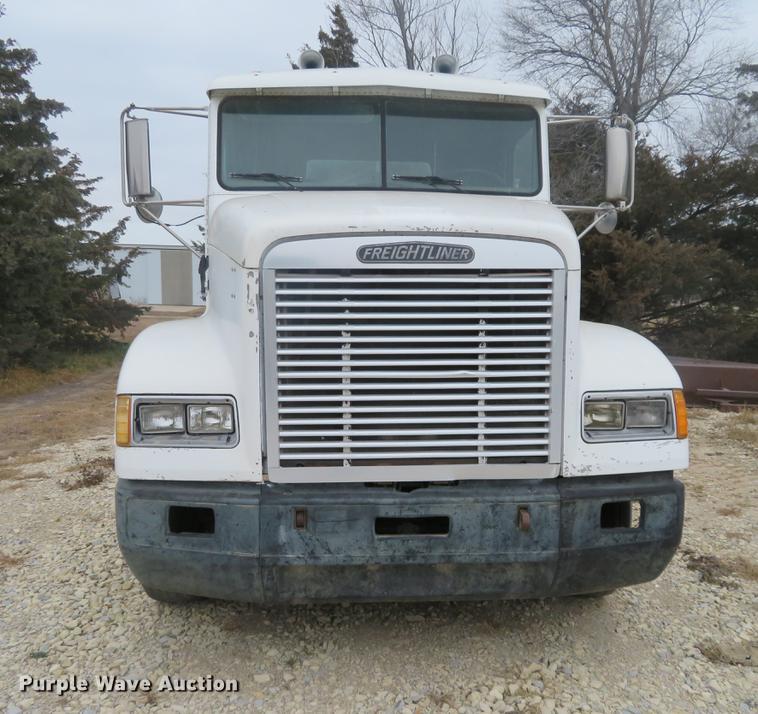 image for item DC0782 1995 Freightliner FLD112 semi truck