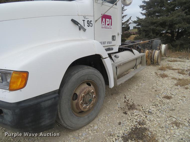 image for item DC0782 1995 Freightliner FLD112 semi truck