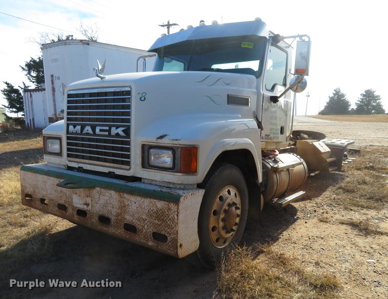 image for item DC0790 2008 Mack CHU613 semi truck