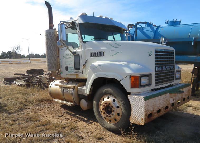 image for item DC0790 2008 Mack CHU613 semi truck