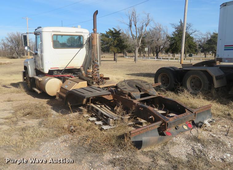 image for item DC0790 2008 Mack CHU613 semi truck