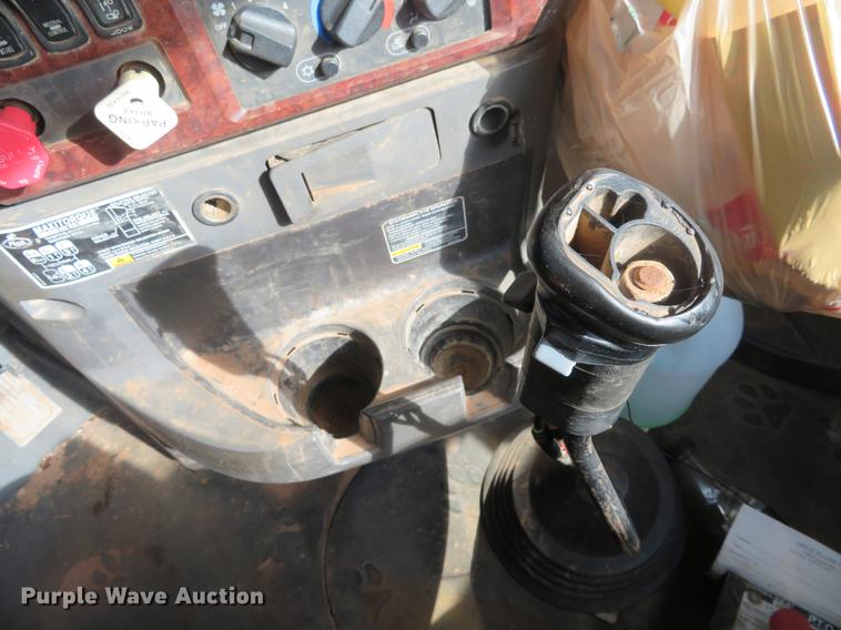 image for item DC0790 2008 Mack CHU613 semi truck