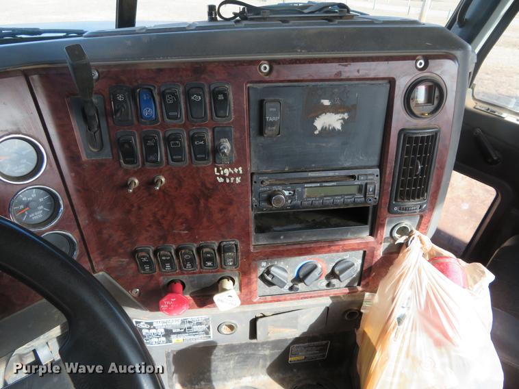 image for item DC0790 2008 Mack CHU613 semi truck