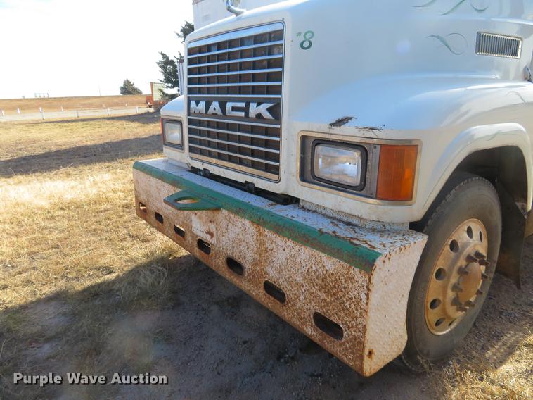 image for item DC0790 2008 Mack CHU613 semi truck