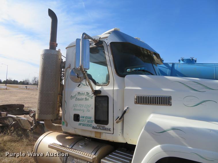 image for item DC0790 2008 Mack CHU613 semi truck