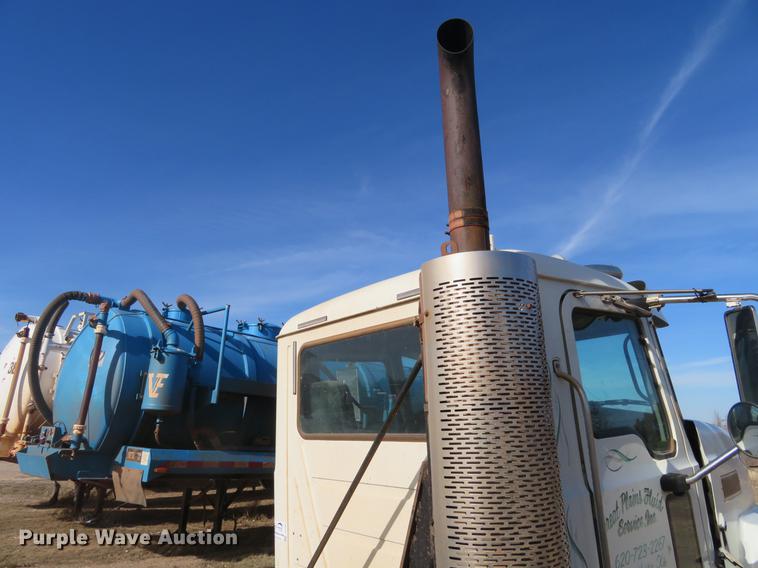 image for item DC0790 2008 Mack CHU613 semi truck