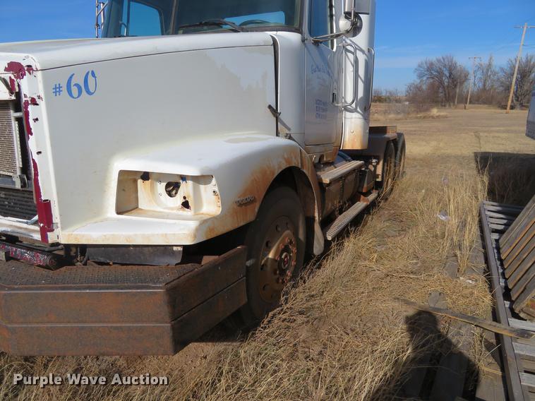 image for item DC0791 1997 Volvo WCA semi truck