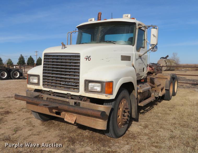 image for item DC0792 2009 Mack CHU613 semi truck