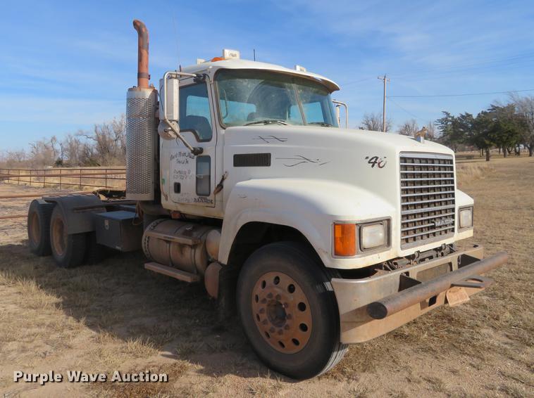 image for item DC0792 2009 Mack CHU613 semi truck