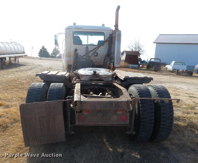 image for item DC0792 2009 Mack CHU613 semi truck