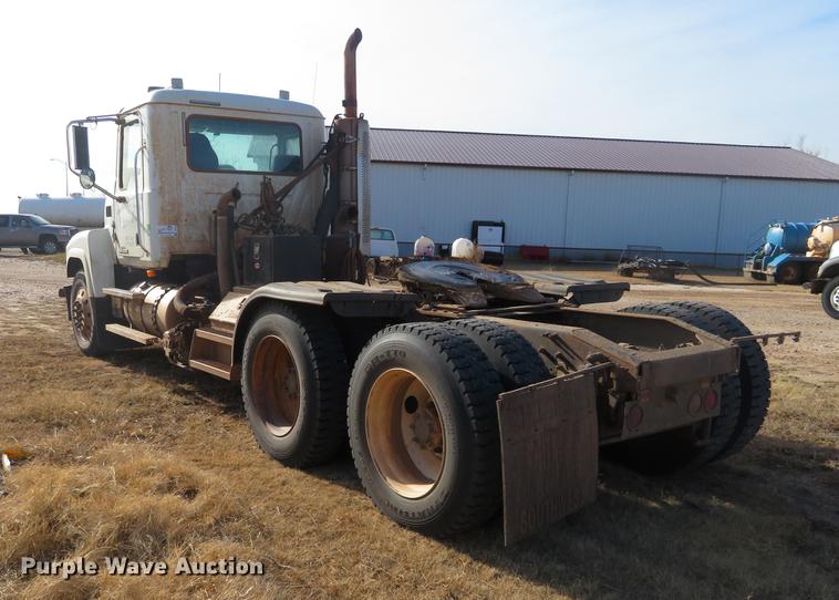 image for item DC0792 2009 Mack CHU613 semi truck