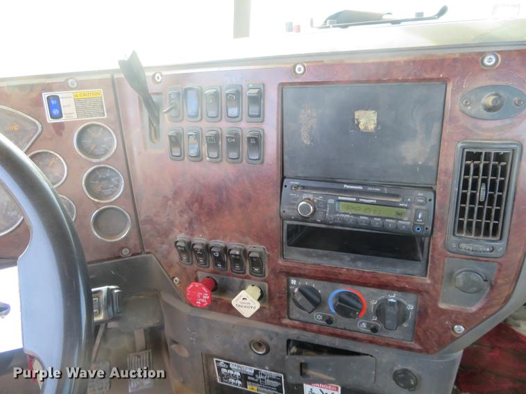 image for item DC0792 2009 Mack CHU613 semi truck