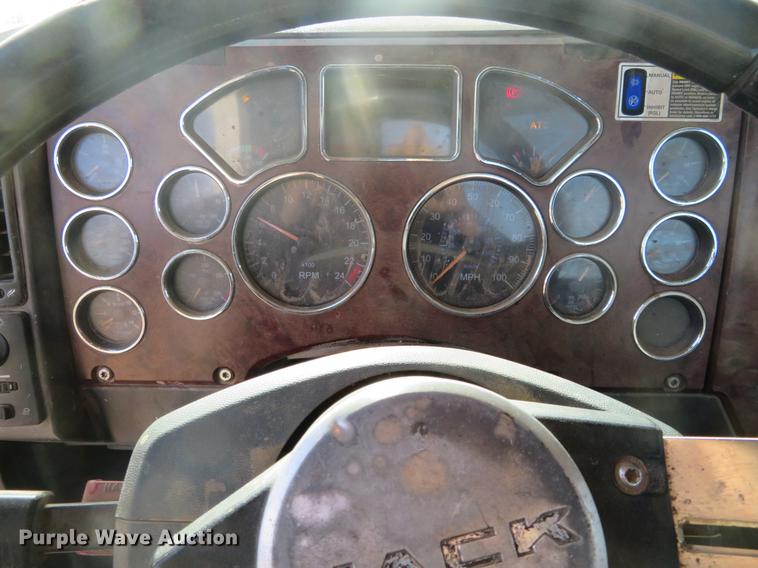 image for item DC0792 2009 Mack CHU613 semi truck