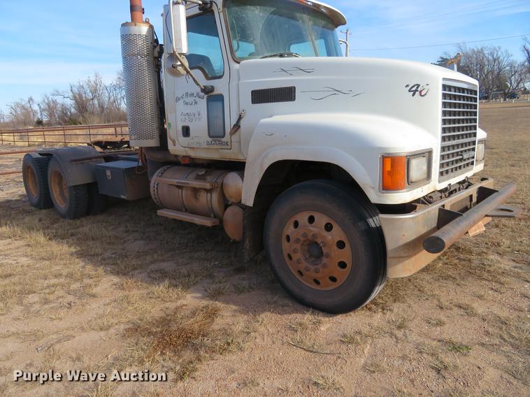 image for item DC0792 2009 Mack CHU613 semi truck