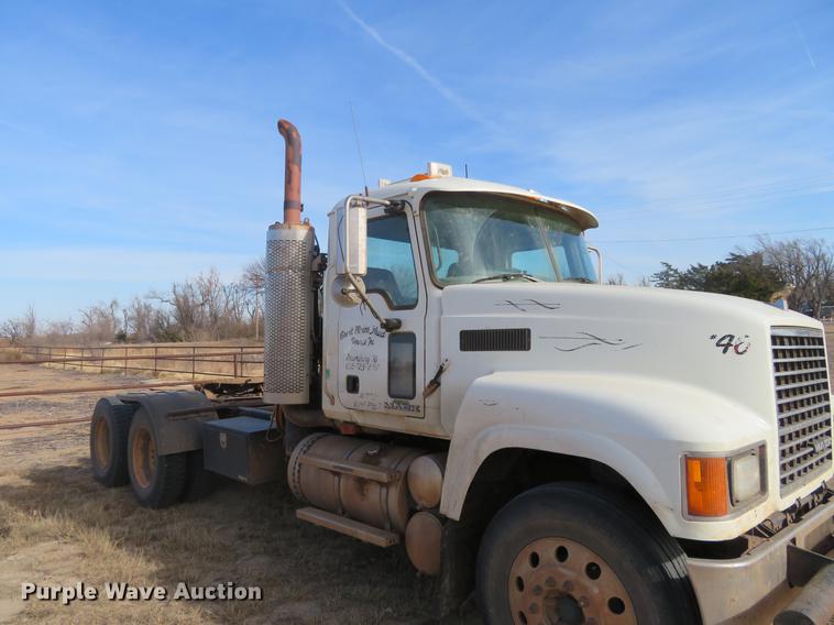 image for item DC0792 2009 Mack CHU613 semi truck
